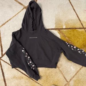 Gray Hollister cropped hoodie with flowers on the sleeves